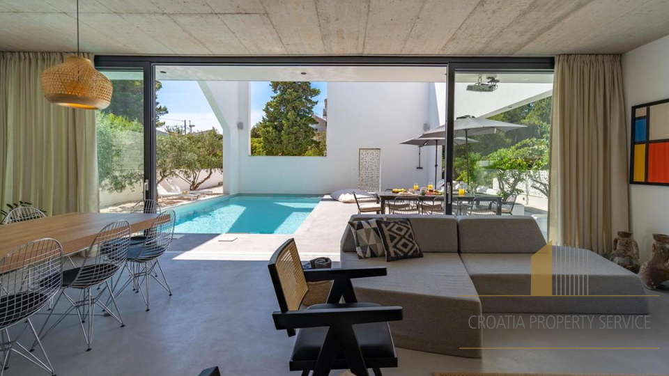 Luxury villa with its own outdoor cinema 50 m from the beach in Supetar on the island of Brač!
