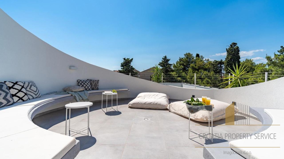 Luxury villa with its own outdoor cinema 50 m from the beach in Supetar on the island of Brač!