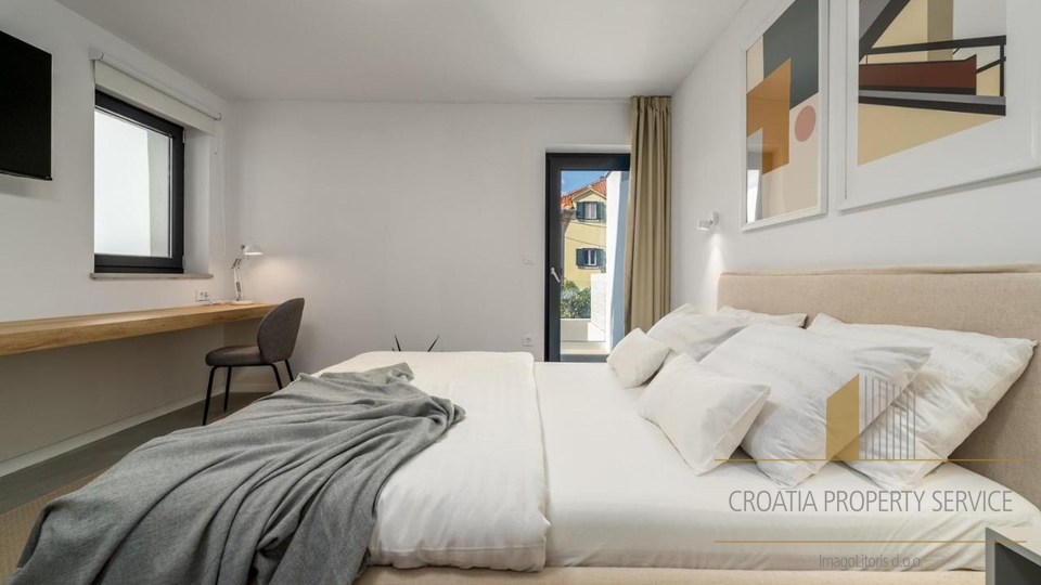 Luxury villa with its own outdoor cinema 50 m from the beach in Supetar on the island of Brač!