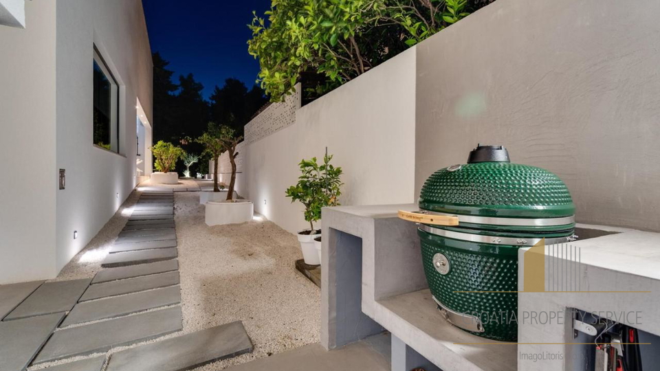 Luxury villa with its own outdoor cinema 50 m from the beach in Supetar on the island of Brač!