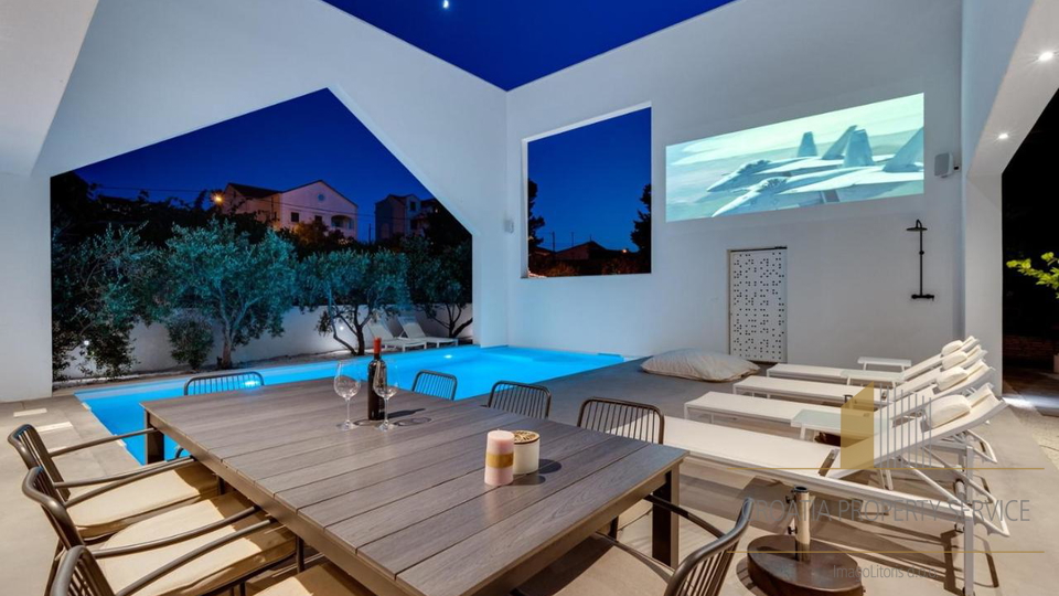 Luxury villa with its own outdoor cinema 50 m from the beach in Supetar on the island of Brač!