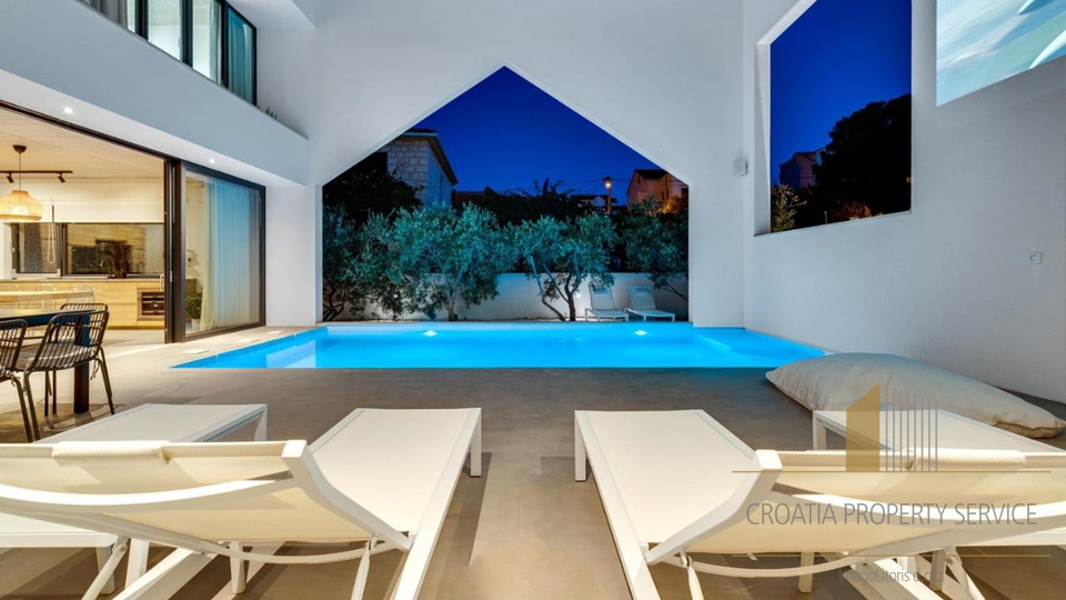 Luxury villa with its own outdoor cinema 50 m from the beach in Supetar on the island of Brač!