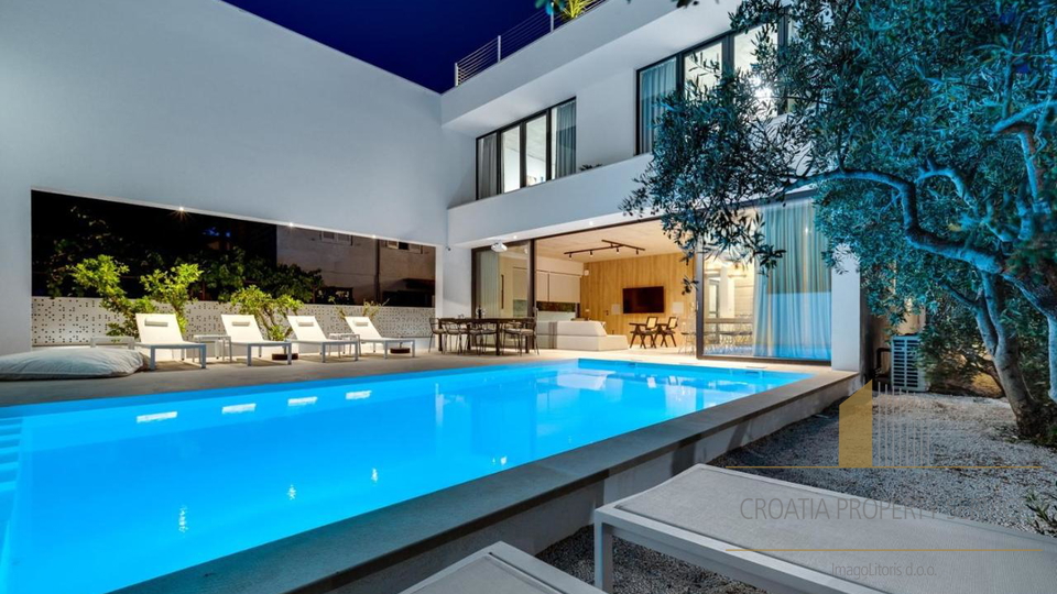 Luxury villa with its own outdoor cinema 50 m from the beach in Supetar on the island of Brač!