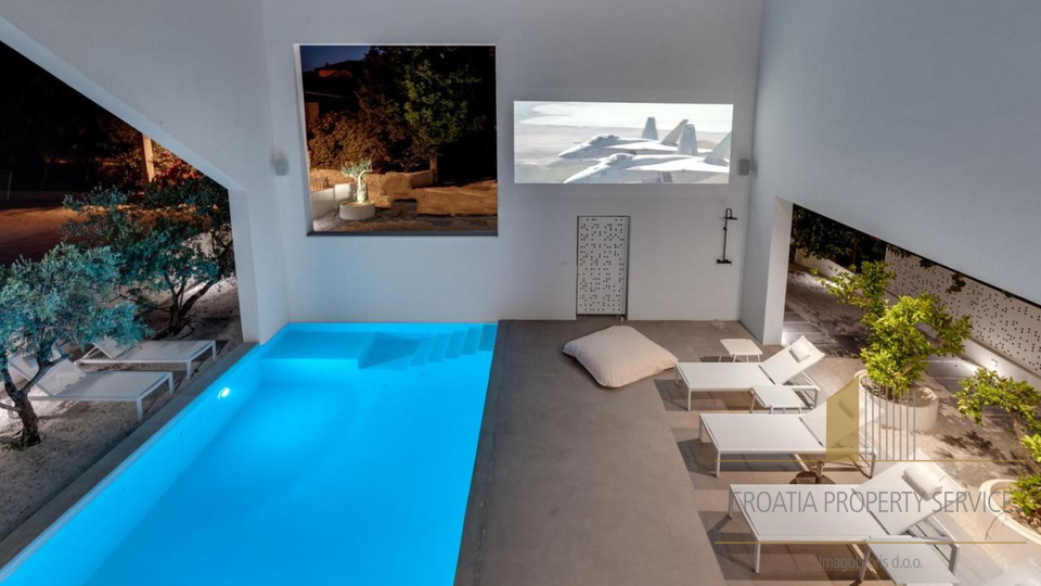 Luxury villa with its own outdoor cinema 50 m from the beach in Supetar on the island of Brač!