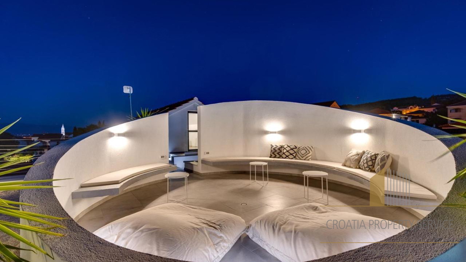 Luxury villa with its own outdoor cinema 50 m from the beach in Supetar on the island of Brač!
