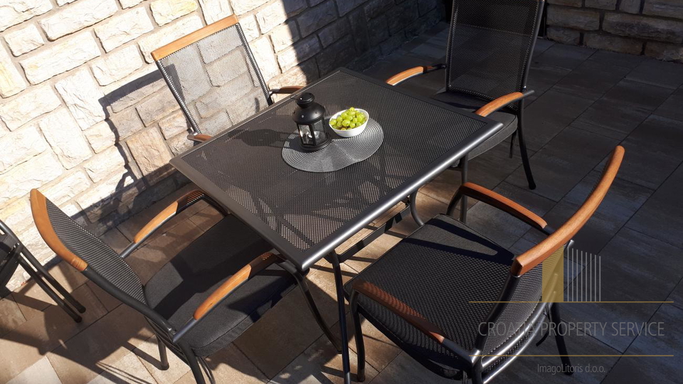 Апартманска кућа први ред до мора – Рањањ!