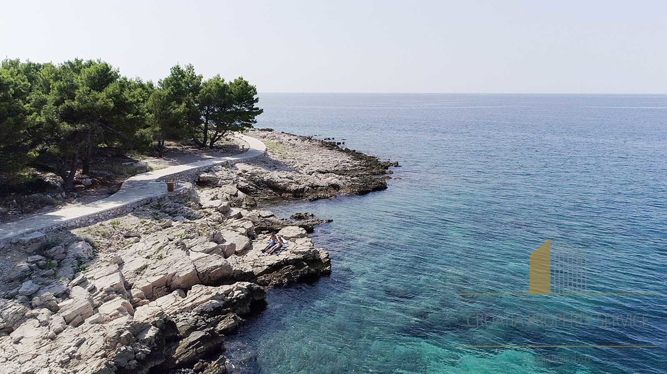 Luxury apartment in an attractive location 50 meters from the sea near Šibenik!