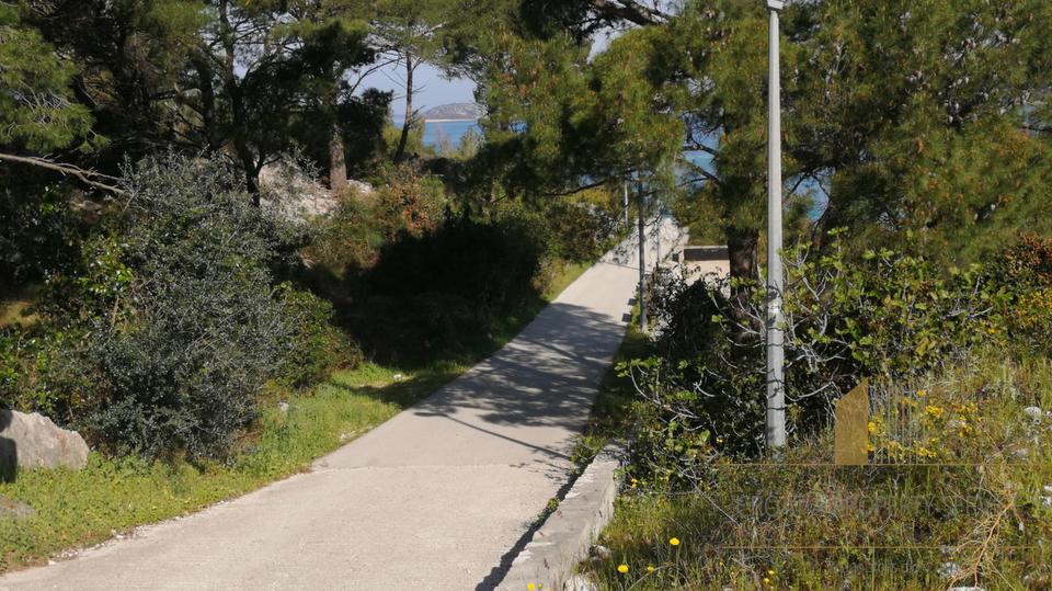 Luxury apartment in an attractive location 50 meters from the sea near Šibenik!