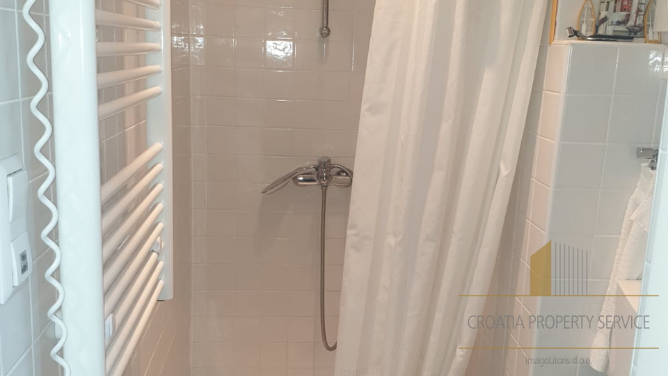 Wohnung in attraktiver Lage 30 m vom Meer entfernt im Zentrum von Kaštel Stari!