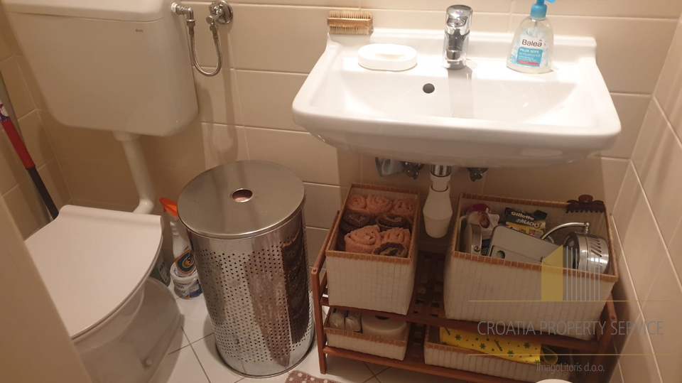 Wohnung in attraktiver Lage 30 m vom Meer entfernt im Zentrum von Kaštel Stari!