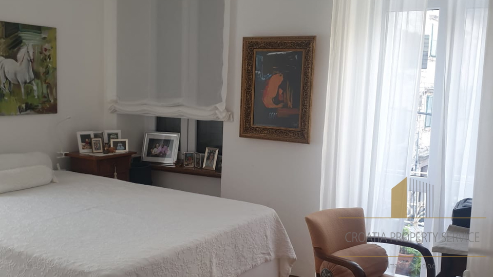 Wohnung in attraktiver Lage 30 m vom Meer entfernt im Zentrum von Kaštel Stari!