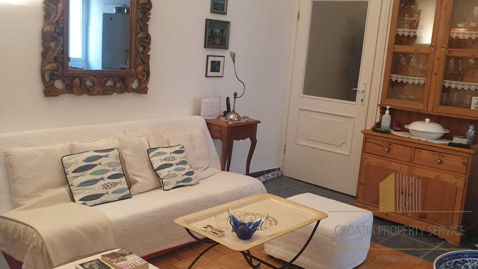 Wohnung in attraktiver Lage 30 m vom Meer entfernt im Zentrum von Kaštel Stari!
