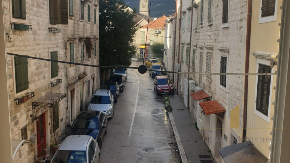 Wohnung in attraktiver Lage 30 m vom Meer entfernt im Zentrum von Kaštel Stari!