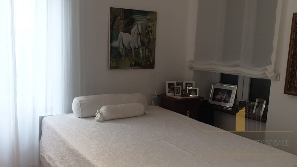 Wohnung in attraktiver Lage 30 m vom Meer entfernt im Zentrum von Kaštel Stari!