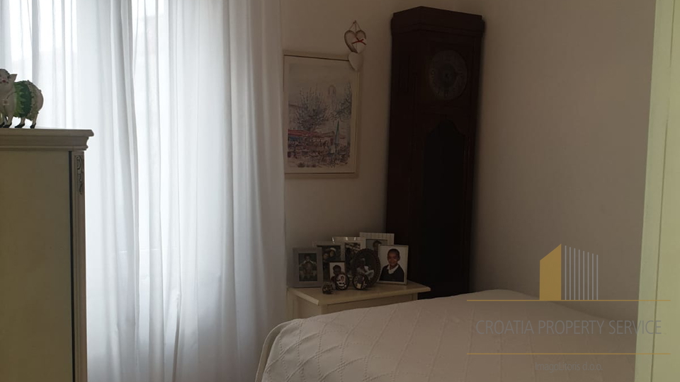 Wohnung in attraktiver Lage 30 m vom Meer entfernt im Zentrum von Kaštel Stari!