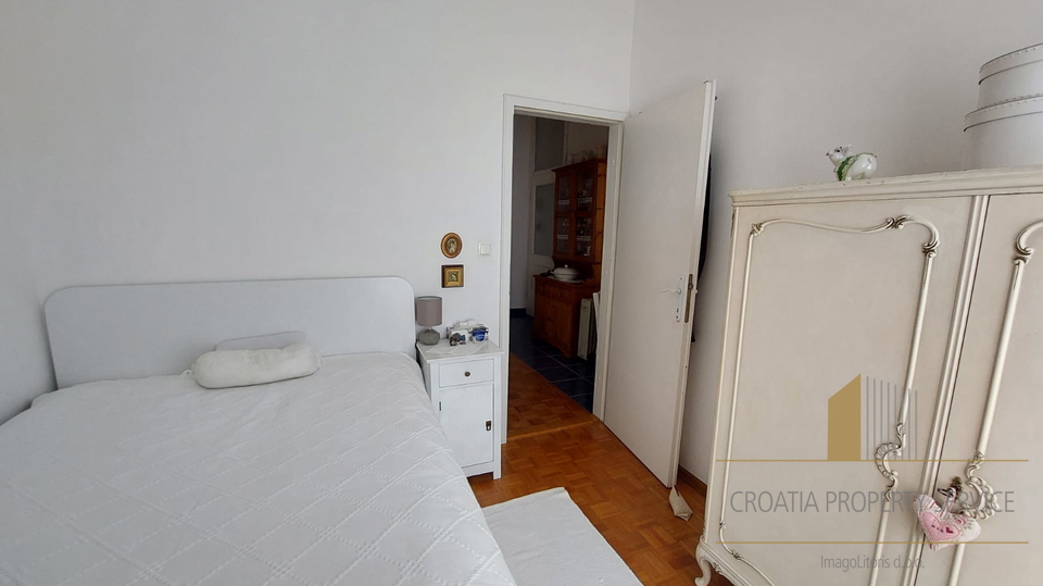 Wohnung in attraktiver Lage 30 m vom Meer entfernt im Zentrum von Kaštel Stari!