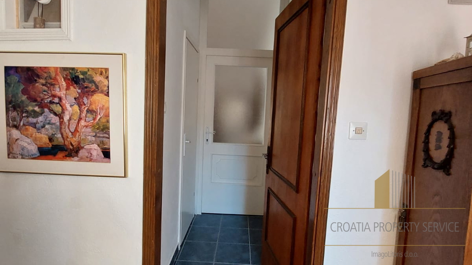 Wohnung in attraktiver Lage 30 m vom Meer entfernt im Zentrum von Kaštel Stari!