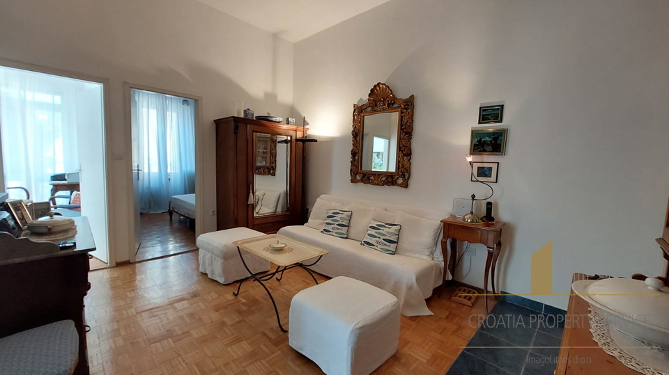 Wohnung in attraktiver Lage 30 m vom Meer entfernt im Zentrum von Kaštel Stari!