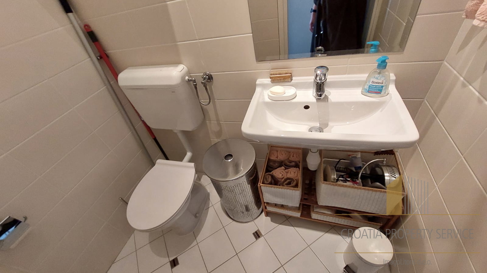 Wohnung in attraktiver Lage 30 m vom Meer entfernt im Zentrum von Kaštel Stari!