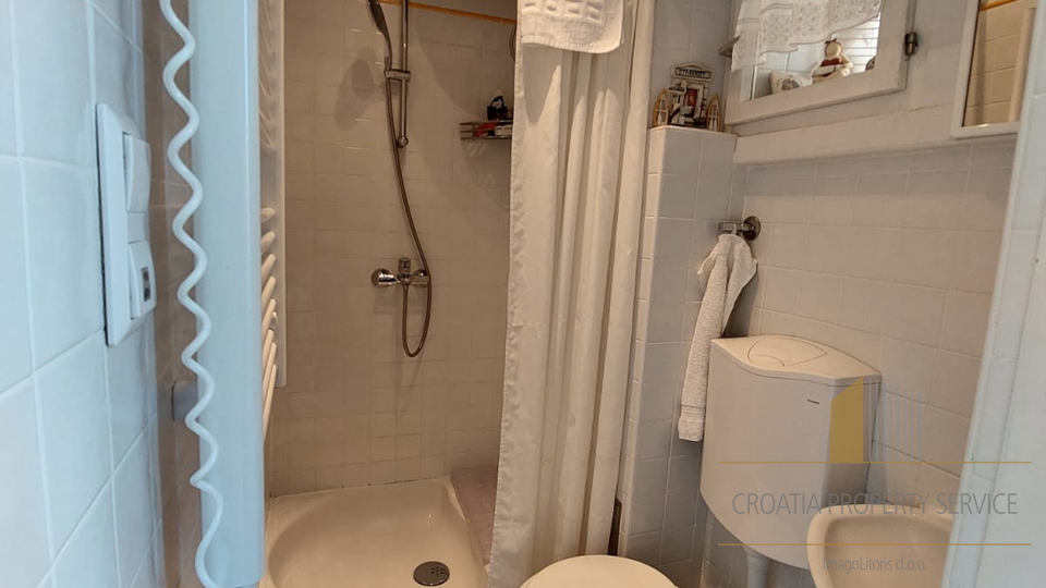 Wohnung in attraktiver Lage 30 m vom Meer entfernt im Zentrum von Kaštel Stari!