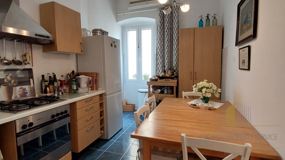 Wohnung in attraktiver Lage 30 m vom Meer entfernt im Zentrum von Kaštel Stari!