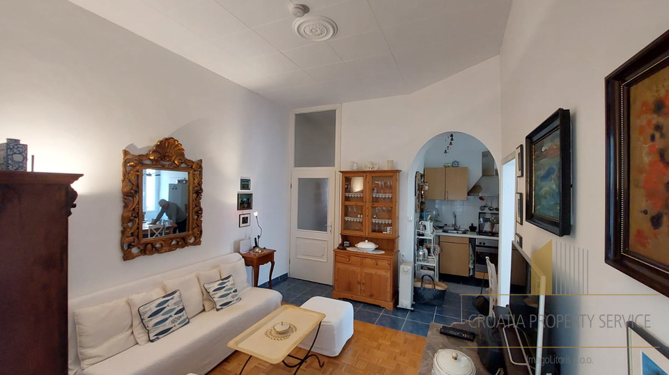 Wohnung in attraktiver Lage 30 m vom Meer entfernt im Zentrum von Kaštel Stari!