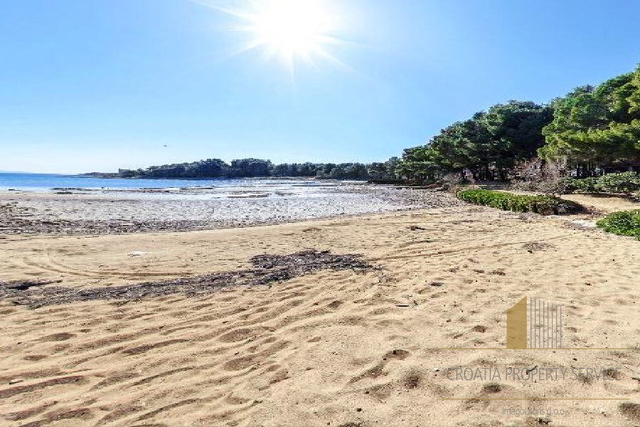 Attractive plot of land of 7860 m2, first row to the sea on the island of Vir!