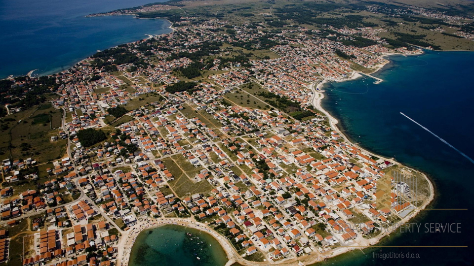 Atraktivno zemljišče 7860 m2, prva vrsta do morja na otoku Vir!