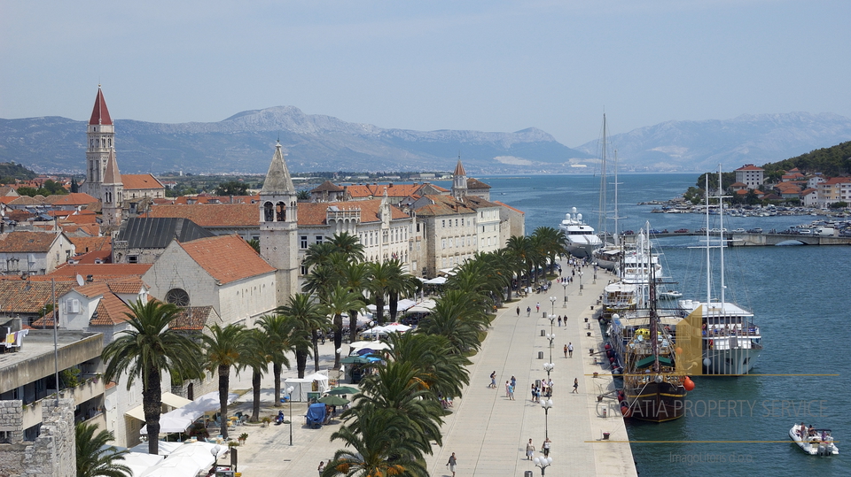 Baugrundstück in außergewöhnlicher Lage, 1. Reihe zum Meer auf der Insel Čiovo!