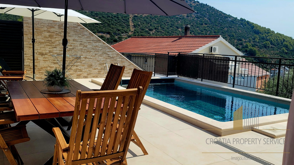 Luxury villa with a beautiful sea view in the vicinity of Trogir!