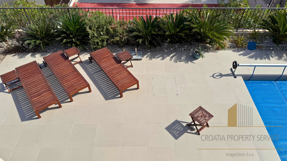 Villa moderna con piscina in una posizione fantastica, seconda fila dal mare sull'isola di Čiovo!