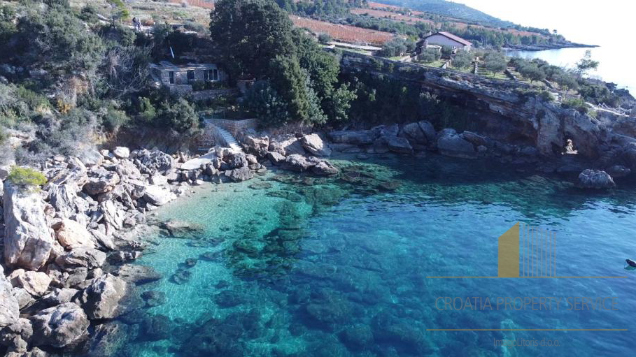 Steinhaus zur Anpassung auf einem Grundstück von 9500 m2 in Pelješac!