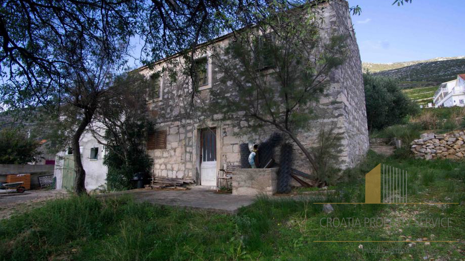 Steinhaus zur Anpassung auf einem Grundstück von 9500 m2 in Pelješac!