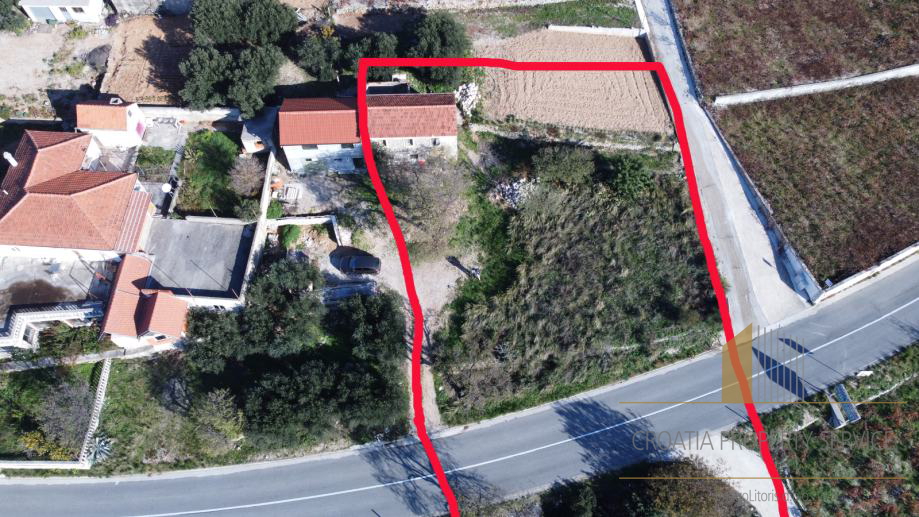 Steinhaus zur Anpassung auf einem Grundstück von 9500 m2 in Pelješac!