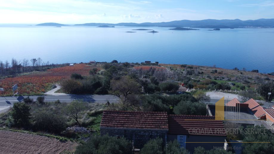 Steinhaus zur Anpassung auf einem Grundstück von 9500 m2 in Pelješac!