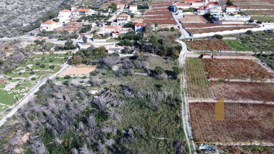 Steinhaus zur Anpassung auf einem Grundstück von 9500 m2 in Pelješac!