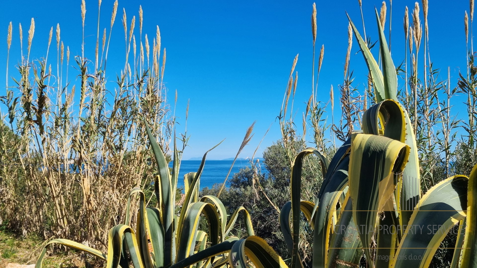 Una villa moderna con piscina e una fantastica vista sul mare - l'isola di Vis!