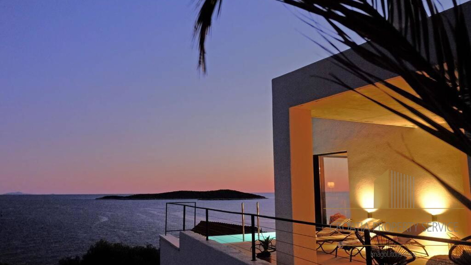 Una villa moderna con piscina e una fantastica vista sul mare - l'isola di Vis!