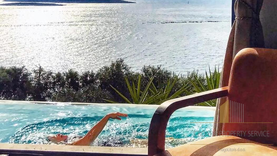 Una villa moderna con piscina e una fantastica vista sul mare - l'isola di Vis!