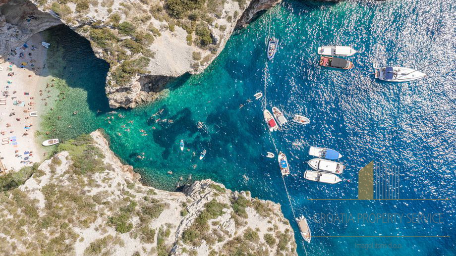 Una villa moderna con piscina e una fantastica vista sul mare - l'isola di Vis!