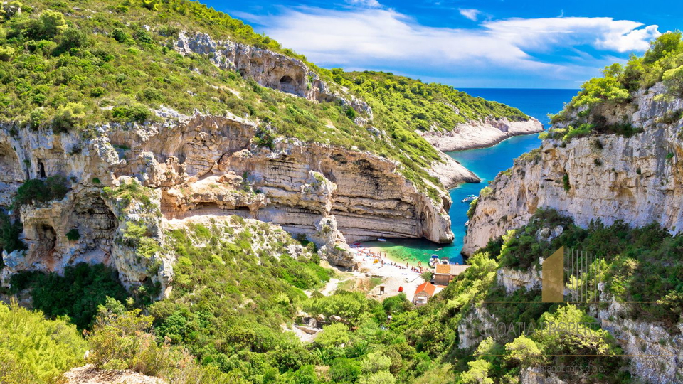 Una villa moderna con piscina e una fantastica vista sul mare - l'isola di Vis!