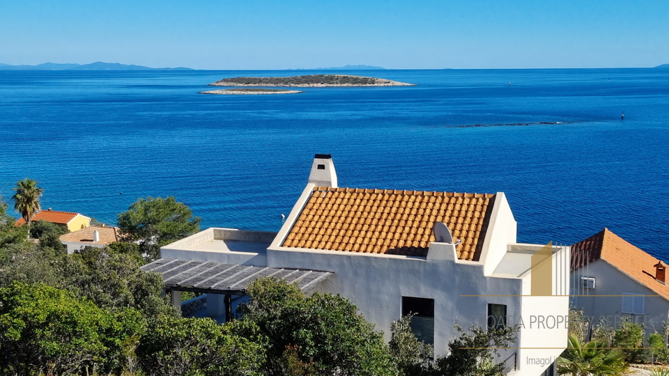 Una villa moderna con piscina e una fantastica vista sul mare - l'isola di Vis!