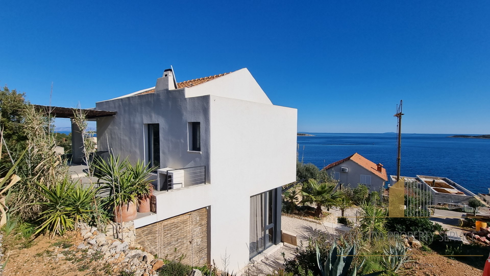 Una villa moderna con piscina e una fantastica vista sul mare - l'isola di Vis!