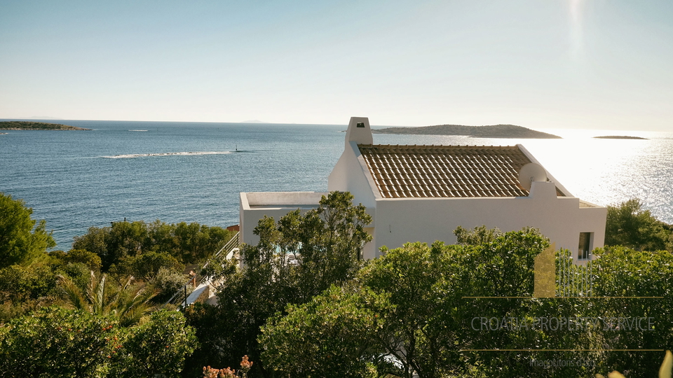 Una villa moderna con piscina e una fantastica vista sul mare - l'isola di Vis!