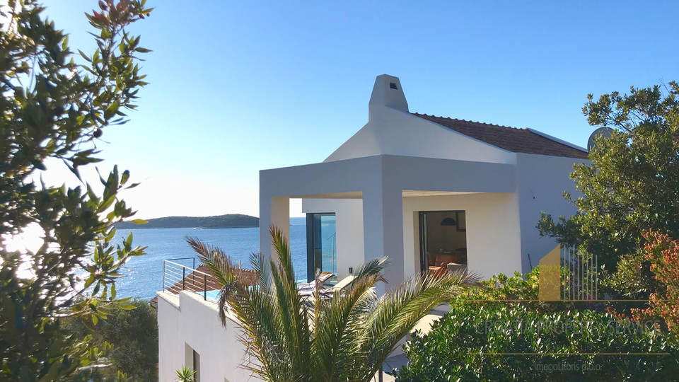 Una villa moderna con piscina e una fantastica vista sul mare - l'isola di Vis!