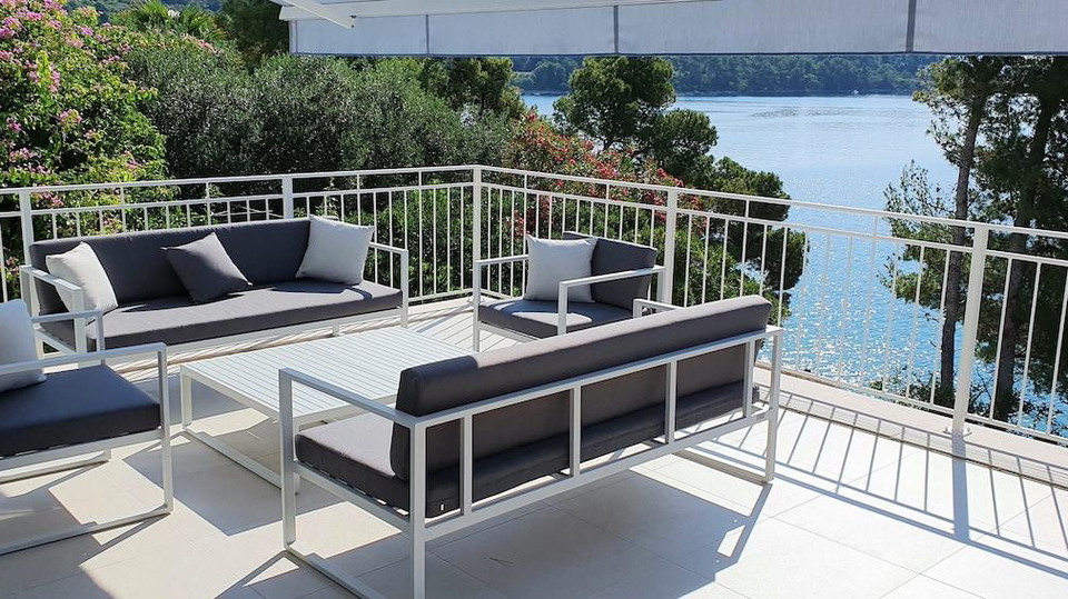 Beautiful villa first row to the sea on the island of Kor&ccaron;ula&comma; for sale&excl;