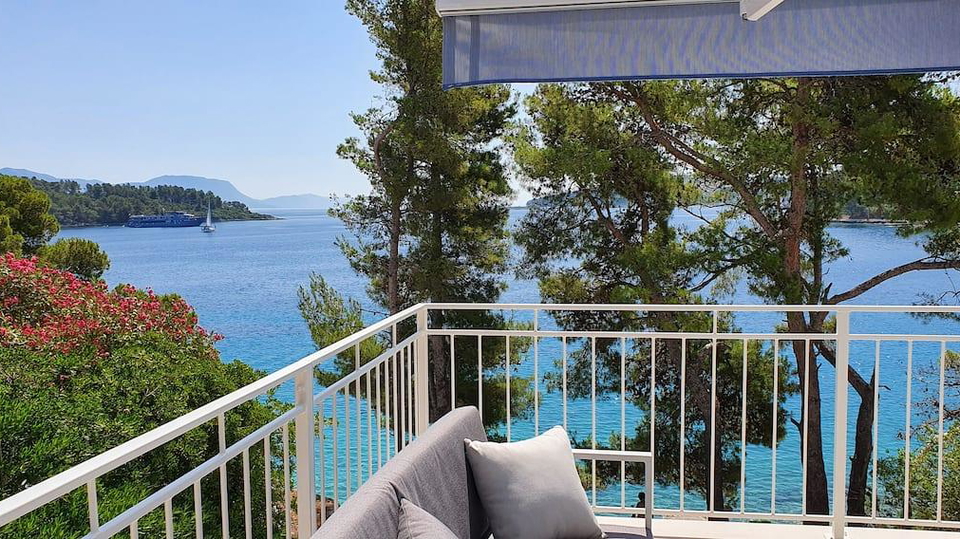 Beautiful villa first row to the sea on the island of Kor&ccaron;ula&comma; for sale&excl;