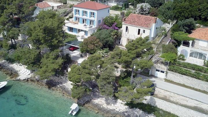 Beautiful villa first row to the sea on the island of Kor&ccaron;ula&comma; for sale&excl;
