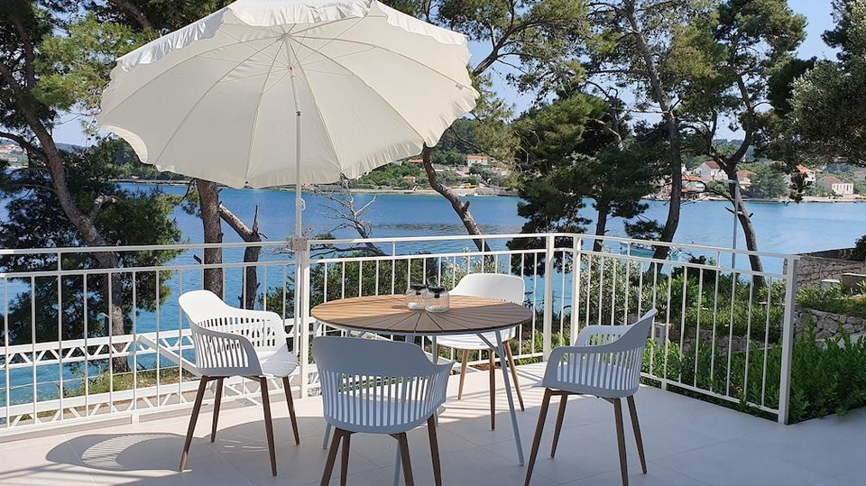 Beautiful villa first row to the sea on the island of Kor&ccaron;ula&comma; for sale&excl;