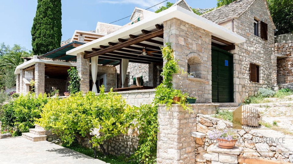 Bellissima casa con vista panoramica sul mare sull'isola di Brač!